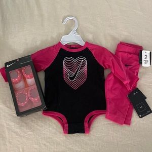 NWT Nike 2 piece set and infant booties